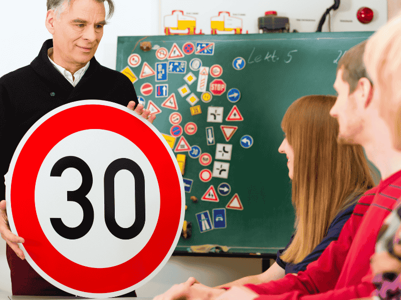 moniteur-auto-école-cours-théorie