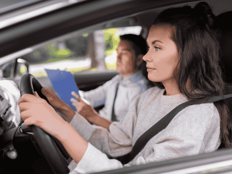 moniteur-auto-école-présentation-leçon-modèle